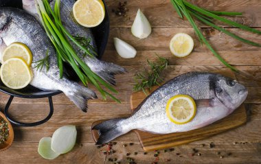 Otlar, baharatlar ve sebzeler taze çiğ balıklarla 