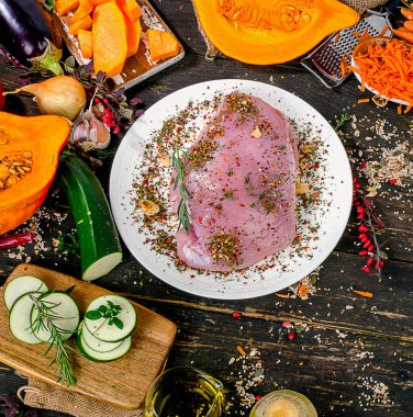 Çiğ hindi göğsü, sebze ve baharatlar