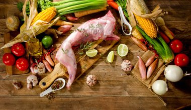 Sebze ve baharatlar ile ham bütün tavşan 