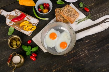Fried ahşap masa üzerinde sağlıklı kahvaltı için yumurta.. 
