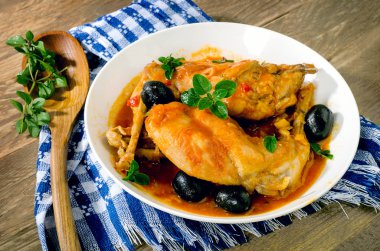 Demlenmiş tavşan bacaklar