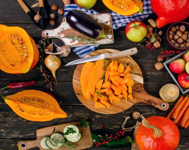 Sonbahar sebze ahşap arka plan üzerinde. Düz yatıyordu. Sağlıklı gıda