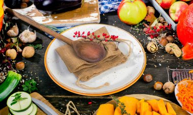 Koyu ahşap arka plan üzerinde sonbahar sebze ile plaka.