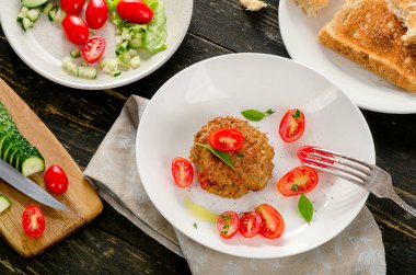 Köfte taze domates ile