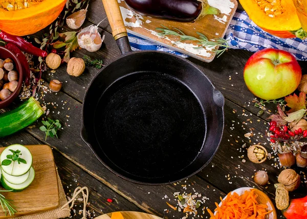 Sartén de hierro con frutas y verduras de otoño — Foto de Stock