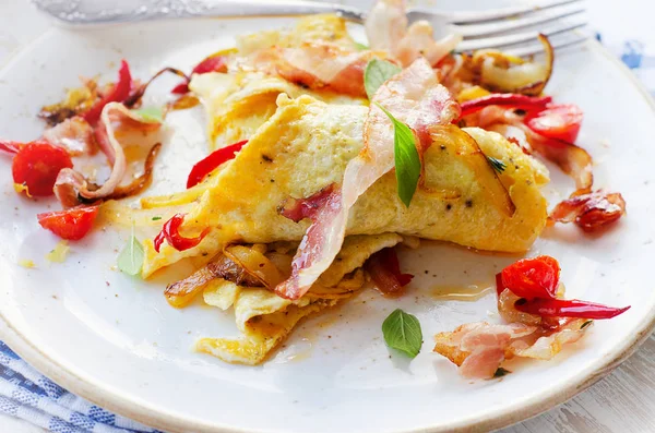 Omelet met spekjes en groenten voor een gezond ontbijt — Stockfoto