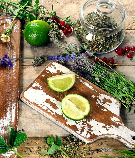 Herbata ziołowa na rustykalne drewniany stół. — Zdjęcie stockowe