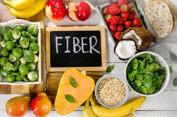 Alimenti ad alta fibra su sfondo di legno . — Foto Stock