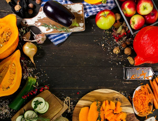 Herbstgemüse und -früchte auf einem dunklen Holzbrett. — Stockfoto