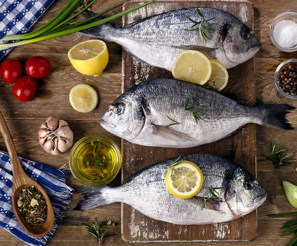 허브, 향신료와 야채와 신선한 생선 — 스톡 사진