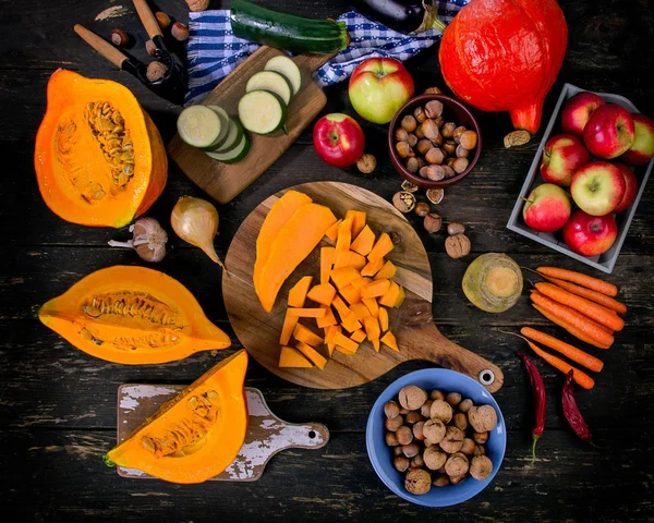 Composición de alimentos de otoño sobre un fondo de madera oscura . — Foto de Stock