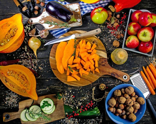 Verduras de otoño sobre fondo rústico de madera . — Foto de Stock