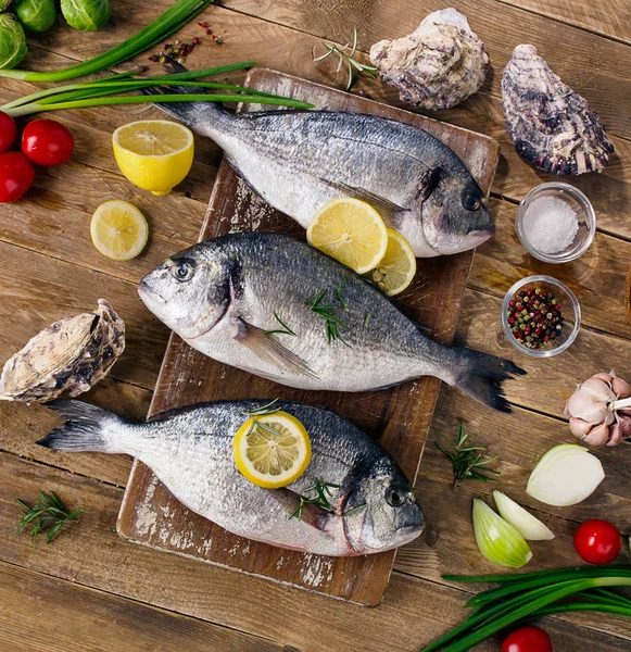 Peixe fresco com ervas, especiarias e legumes — Fotografia de Stock