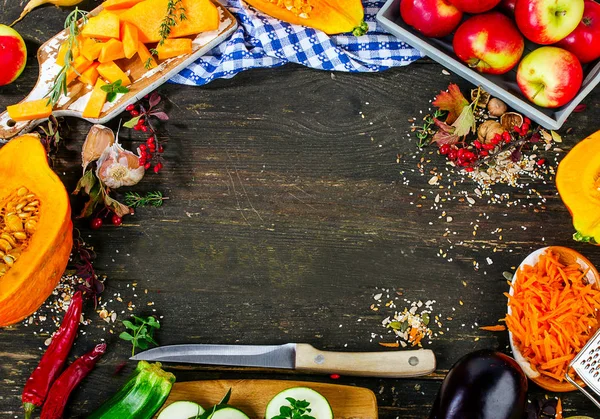 Φθινοπωρινά λαχανικά σε σκούρο φόντο ξύλινη. Επίπεδη θέσει — Φωτογραφία Αρχείου