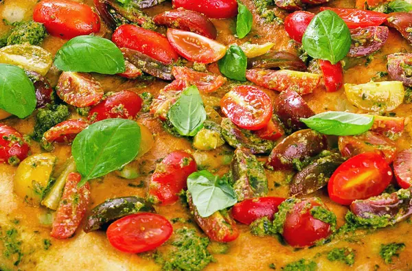 Focaccia met tomaten, basilicum en pesto. — Stockfoto