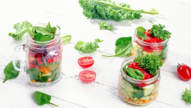 Taze sebze salatası.