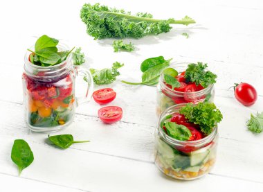 Taze sebze salatası.