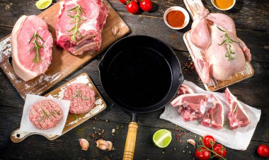 Çiğ et baharat ve demir tava ile farklı türleri