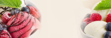 Dondurma çikolatalı sos ve taze çilek ile