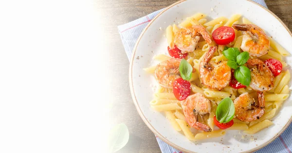 Penne pasta con camarones, tomates y hierbas . — Foto de Stock