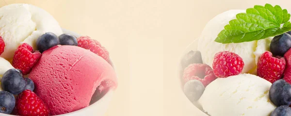 Ice cream with  fresh berries — Stock Photo, Image