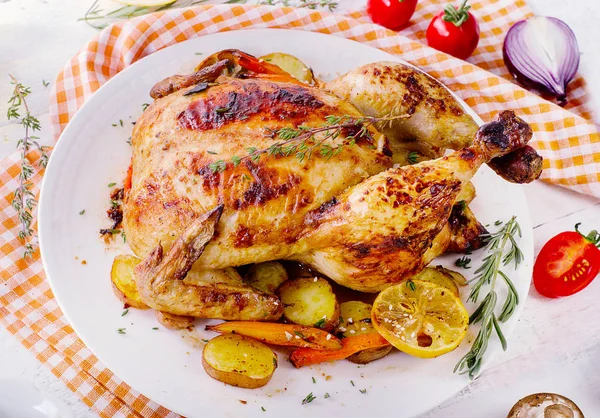 Kurczak pieczony z warzywami na białym tle drewnianych. — Zdjęcie stockowe