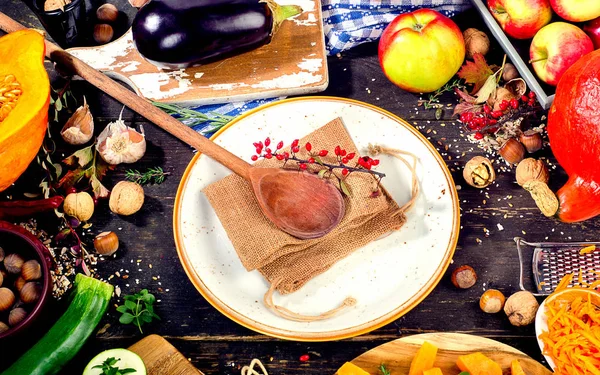 Koyu ahşap arka plan üzerinde sonbahar sebze ile plaka. 