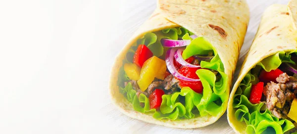Tortilla wraps med kött och grönsaker — Stockfoto
