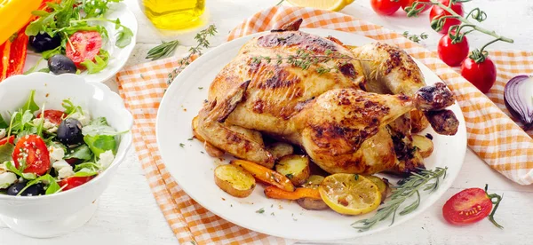 Gebraden kip met groenten op een witte houten achtergrond. — Stockfoto