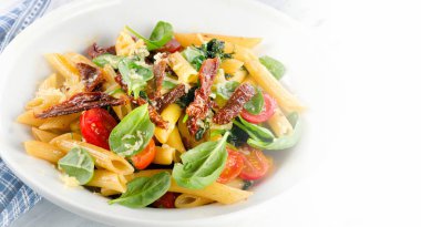 Güneş kurutulmuş domates ile Penne