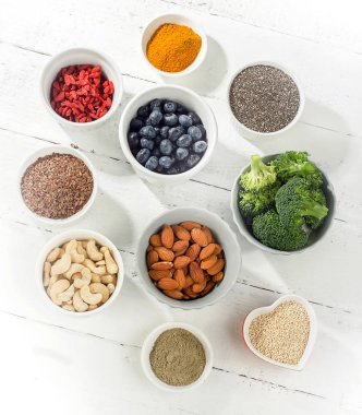 Beyaz masa üzerinde en iyi Superfoods