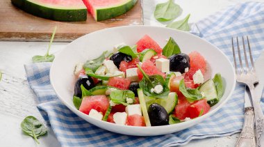Karpuzlu taze salata..