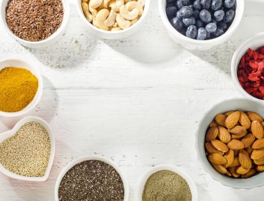 Beyaz masa üzerinde en iyi Superfoods