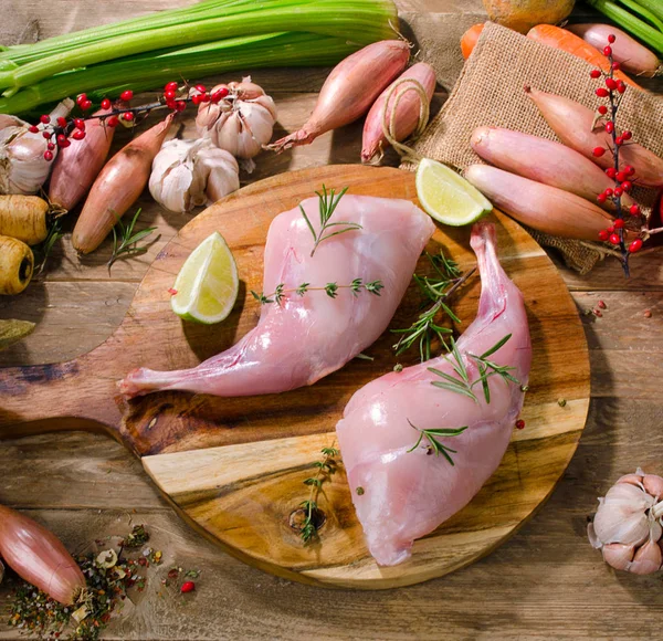 Fresh rabbit legs with vegetables — Stock Photo, Image