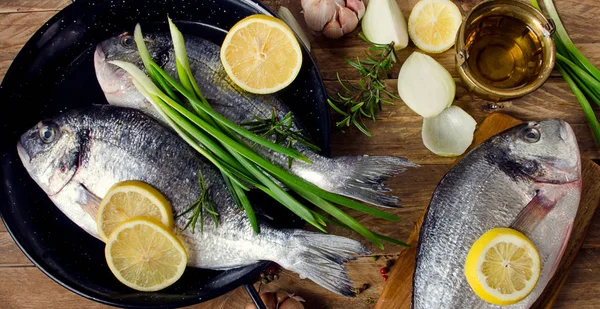 Pescado fresco con hierbas —  Fotos de Stock