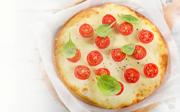 Pizza aux tomates et fromage — Photo