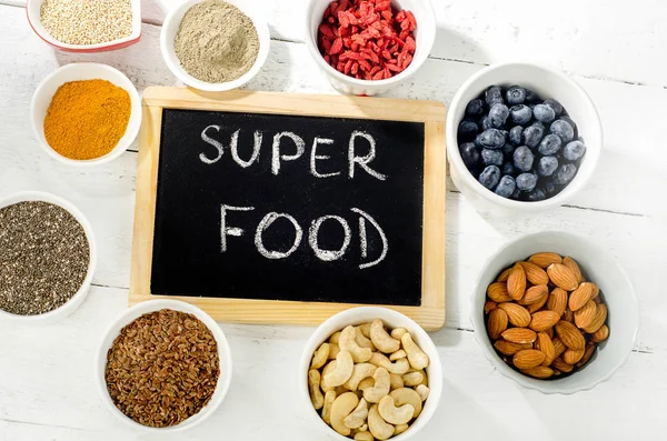 Nejlepší superpotraviny na bílém stole — Stock fotografie