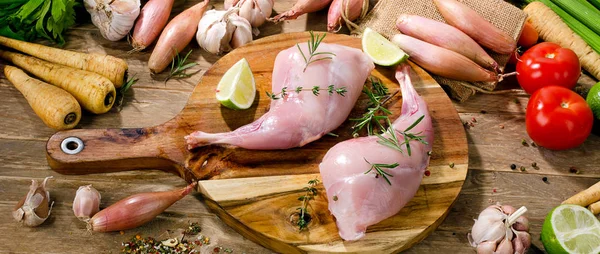 Frische Kaninchenkeulen mit Gemüse — Stockfoto