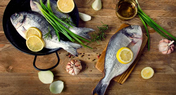 Pescado fresco con hierbas — Foto de Stock