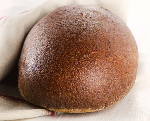 Ekmek kesme tahtasında — Stok fotoğraf