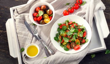 yaprak sebze ve domates salatası. 