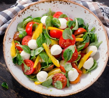 Ahşap masa üzerinde mozzarella salatası.