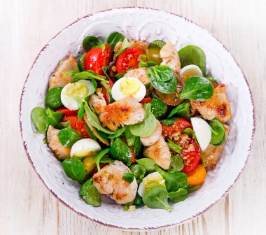 Tavuk ve sebze salatası. Sağlıklı gıda.