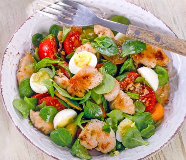 tavuk ve sebze salatası