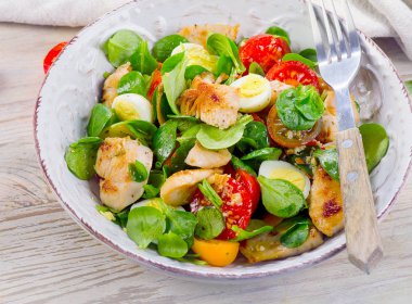 Tavuk ve sebze salatası. Sağlıklı bir diyet yemek