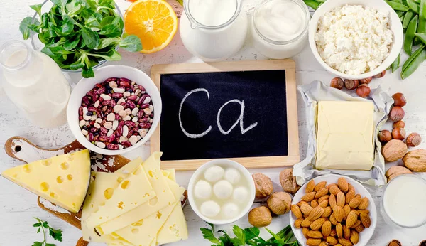 カルシウムが豊富な製品群。健康的な食事を食べる. — ストック写真