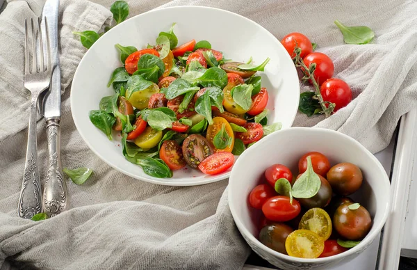 Sağlıklı taze yaprak sebze ve kiraz domates salatası. 