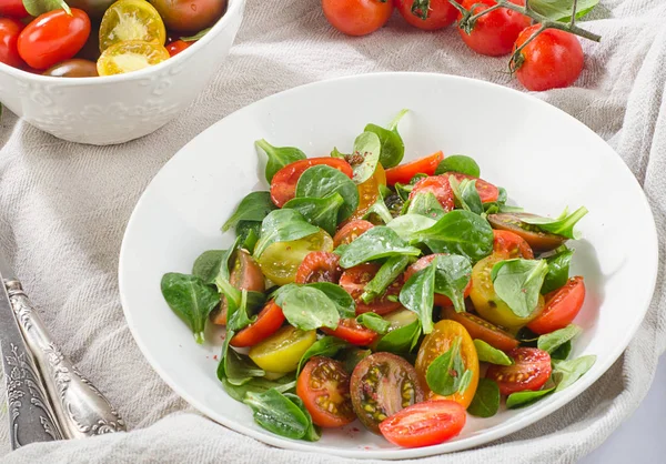 Salade saine aux légumes-feuilles et tomates — Photo