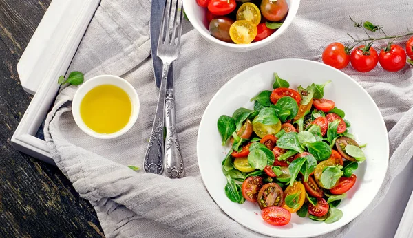 Sallad med färska bladgrönsaker och tomater. — Stockfoto
