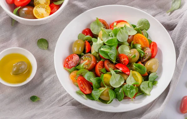 Salada fresca com tomate cereja. — Fotografia de Stock